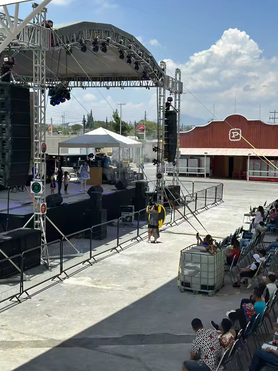 Escenario de concierto montado por Grupo CHAN