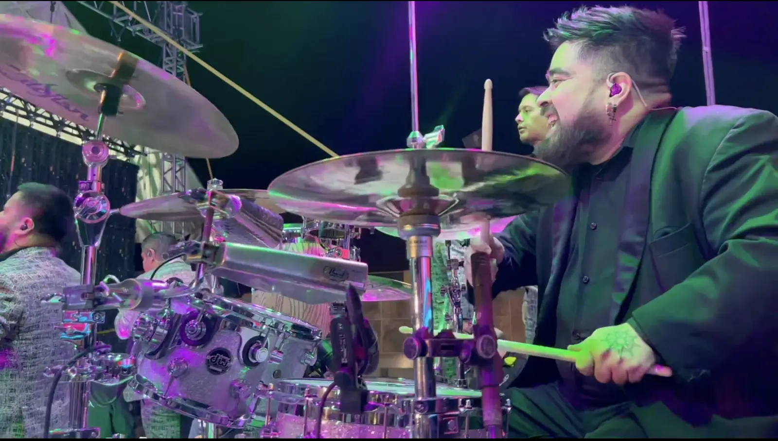 Baterista en escenario durante evento en vivo producido por Grupo CHAN